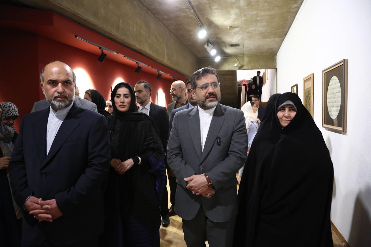 بازدید وزیر فرهنگ از نمایشگاه آثار قرآنی